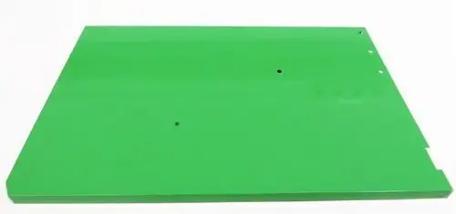 Grüne Metallplatte mit Löchern, vermutlich eine Seitenverkleidung von Remko. Die Oberfläche ist glatt und einfarbig, ohne zusätzliche Markierungen oder Verzierungen.