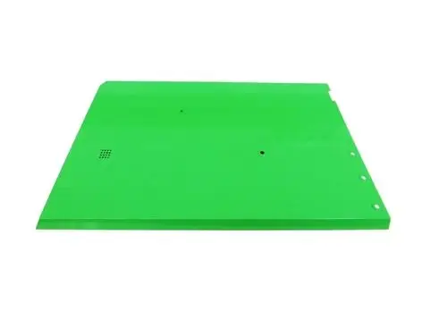 Grüne Seitenverkleidung von Remko, rechteckige Form mit mehreren Bohrungen und einer Belüftung, geeignet für Montageanwendungen.