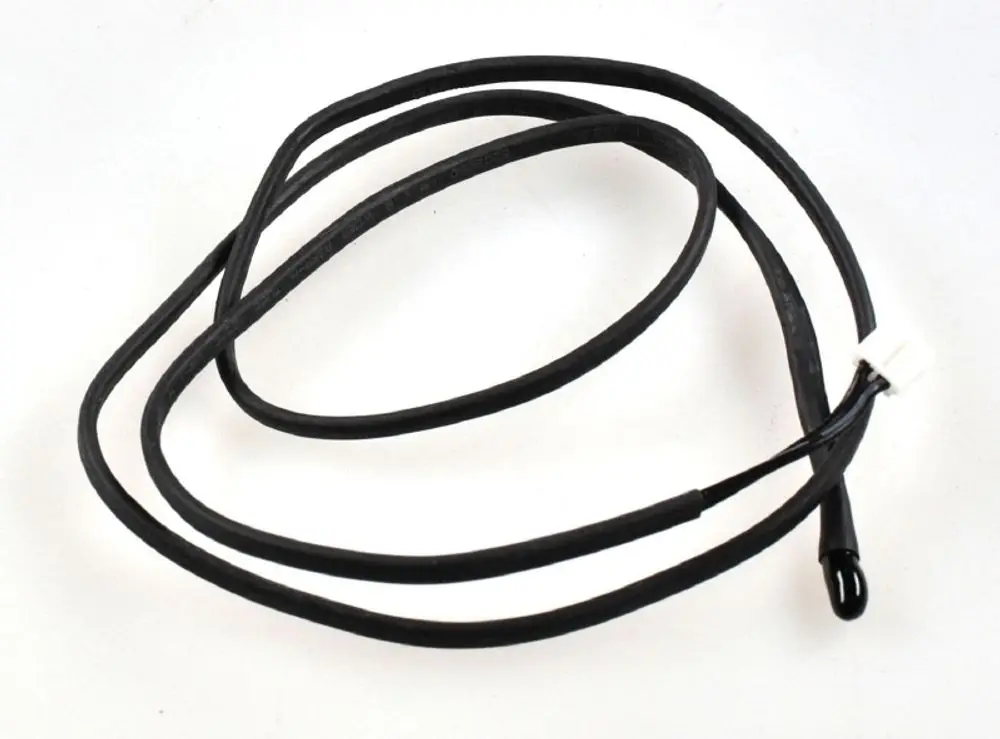 Schwarzes Kabel mit mehreren Schlaufen, einem Stecker und einem abgerundeten Ende. Das Produkt scheint ein Sensor der Marke Remko zu sein.