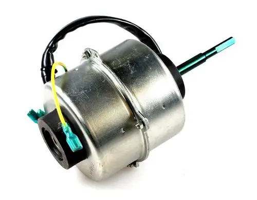 Ventilatormotor von Remko, zylindrische Form, Metallgehäuse, Anschlusskabel und Schraubenzug sichtbar. Design für Umluftanwendungen.