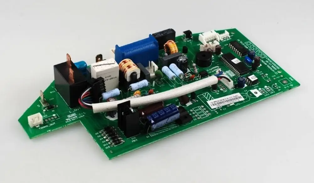 Steuerplatine von Remko, geprinted circuit board mit verschiedenen Bauteilen wie Widerständen, Kondensatoren und einem Mikrochip, zur Steuerung von elektrischen Systemen.