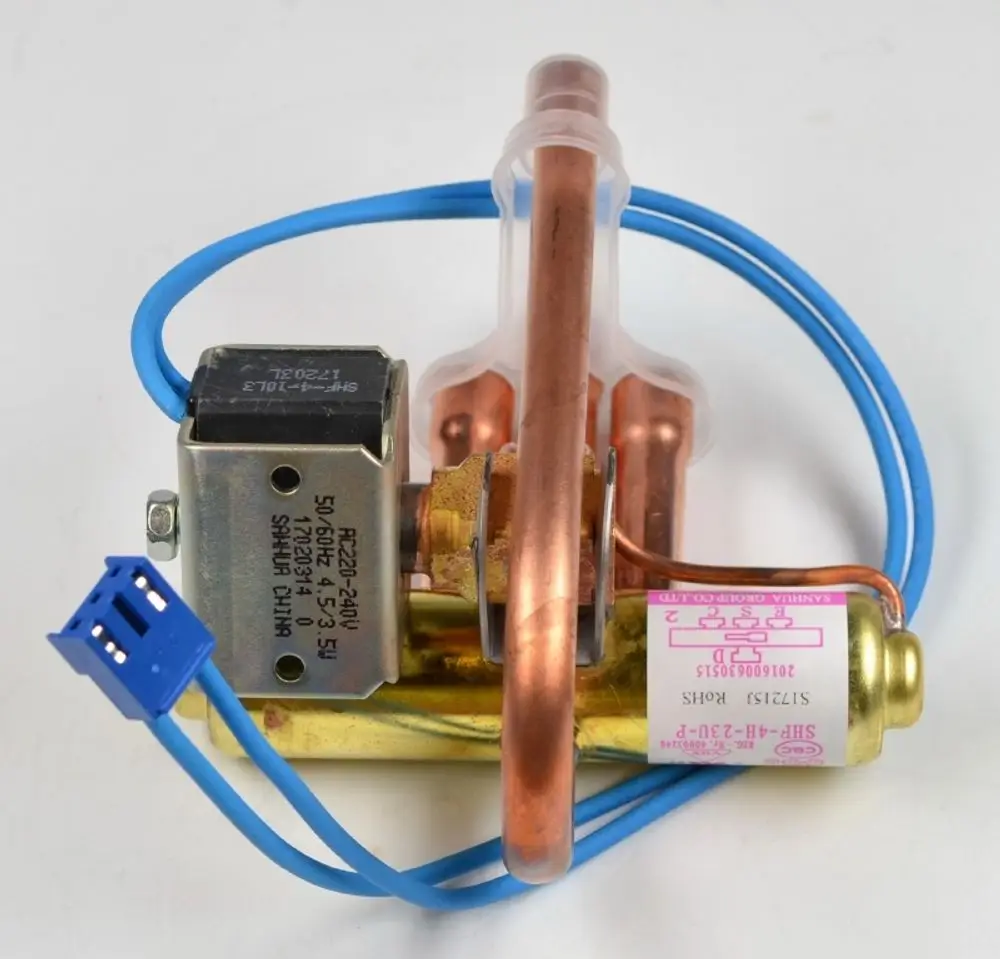 4-Wege-Ventil von Remko mit metallischen Komponenten und elektrischen Anschlüssen, geeignet für Kälte- und Klimaanlagen.