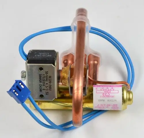 4-Wege-Ventil von Remko mit metallischen Komponenten und elektrischen Anschlüssen, geeignet für Kälte- und Klimaanlagen.