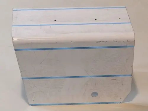 Weißer, rechteckiger Außenmantel mit blauen Streifen und zwei Bohrlöchern, geeignet für die Verwendung mit Remko-Produkten.