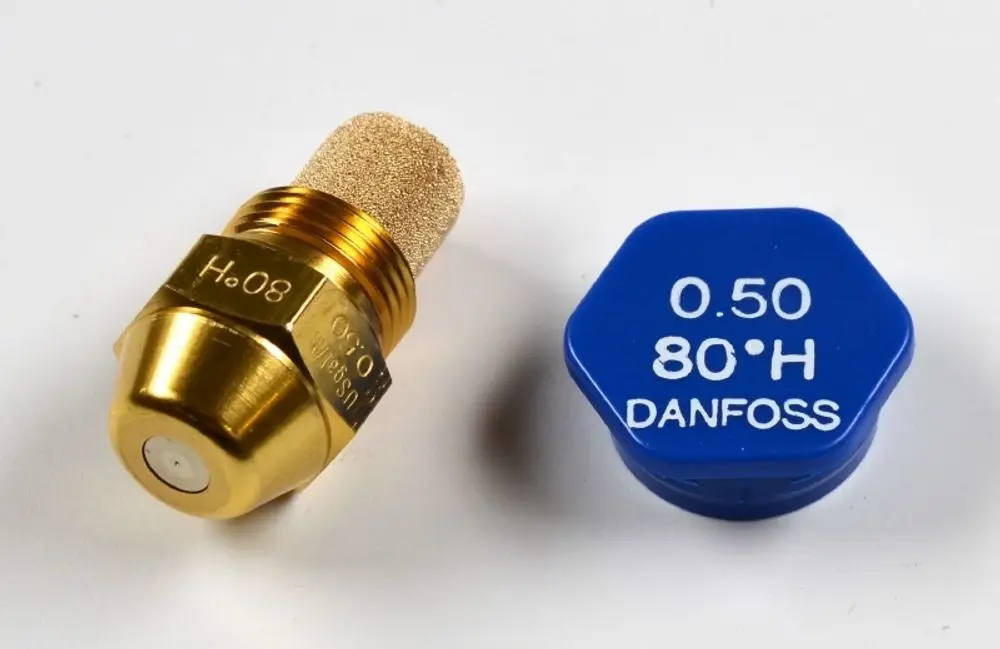 Öldüse mit goldfarbener Metallkonstruktion und Filteraufsatz, daneben ein blauer Verschluss mit der Aufschrift „0.50 80°H Danfoss“, hergestellt von Remko.