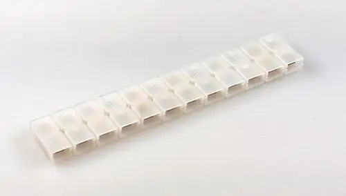 Transparente Steckleiste mit mehreren Fächern, zum Aufbewahren kleiner Teile, präsentiert von Remko.