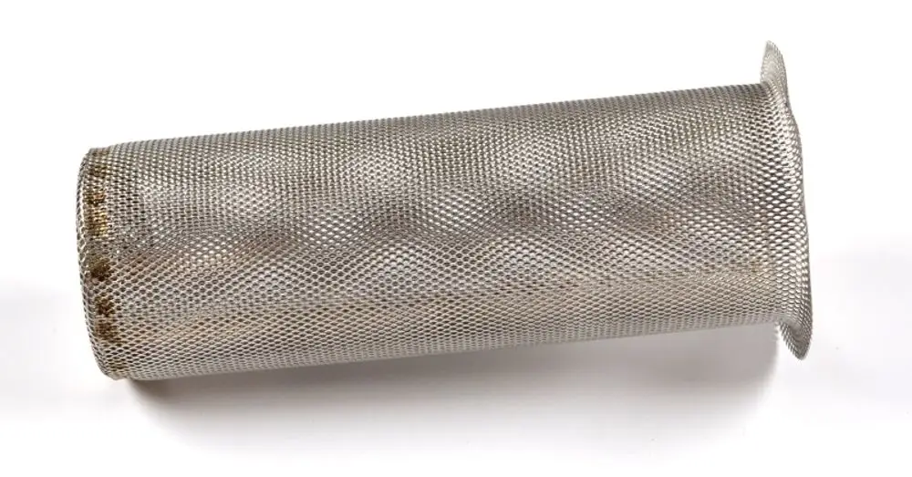 Metallischer Tankfilter mit einem zylindrischen Gitterdesign. Erhältlich für Systeme von Remko, dient zur Filterung von Flüssigkeiten.