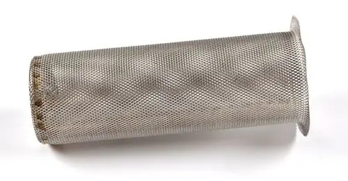 Metallischer Tankfilter mit einem zylindrischen Gitterdesign. Erhältlich für Systeme von Remko, dient zur Filterung von Flüssigkeiten.