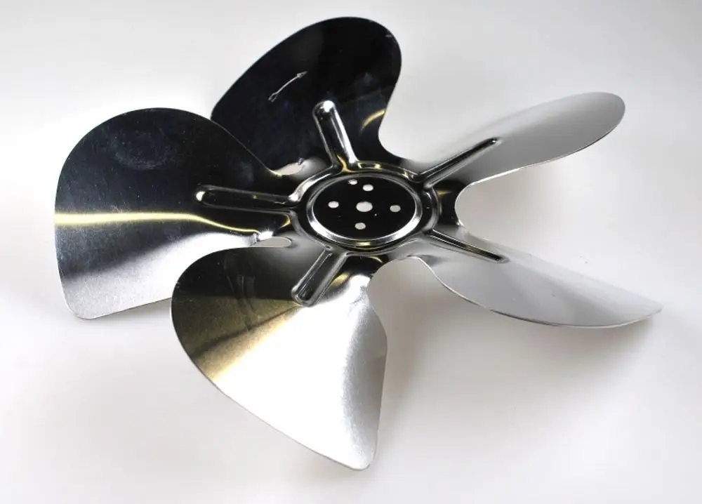 Remko Ventilatorflügel aus Metall mit vier gebogenen Klingen. Der Flügel hat eine zentrale Befestigung und ist für den Einsatz in Ventilatoren konzipiert.