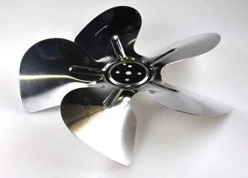 Remko Ventilatorflügel aus Metall mit vier gebogenen Klingen. Der Flügel hat eine zentrale Befestigung und ist für den Einsatz in Ventilatoren konzipiert.
