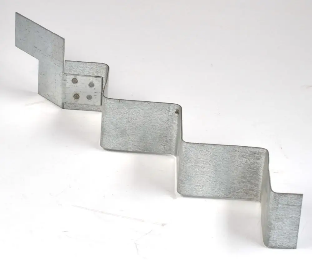 Metallisches Bauteil mit wellenförmiger Struktur, verwendet in Heizsystemen. An einem Ende sind Bohrlöcher zur Befestigung erkennbar. Hergestellt von Remko.