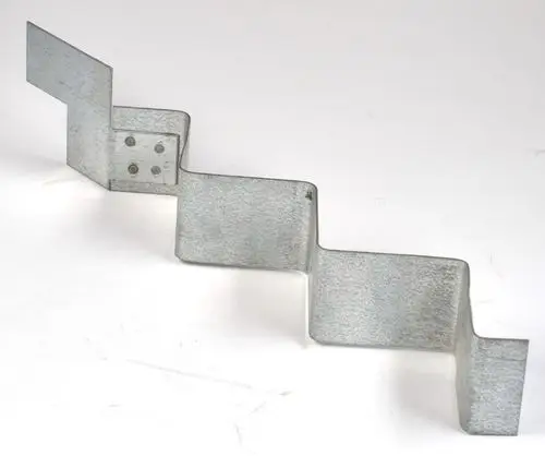 Metallisches Bauteil mit wellenförmiger Struktur, verwendet in Heizsystemen. An einem Ende sind Bohrlöcher zur Befestigung erkennbar. Hergestellt von Remko.