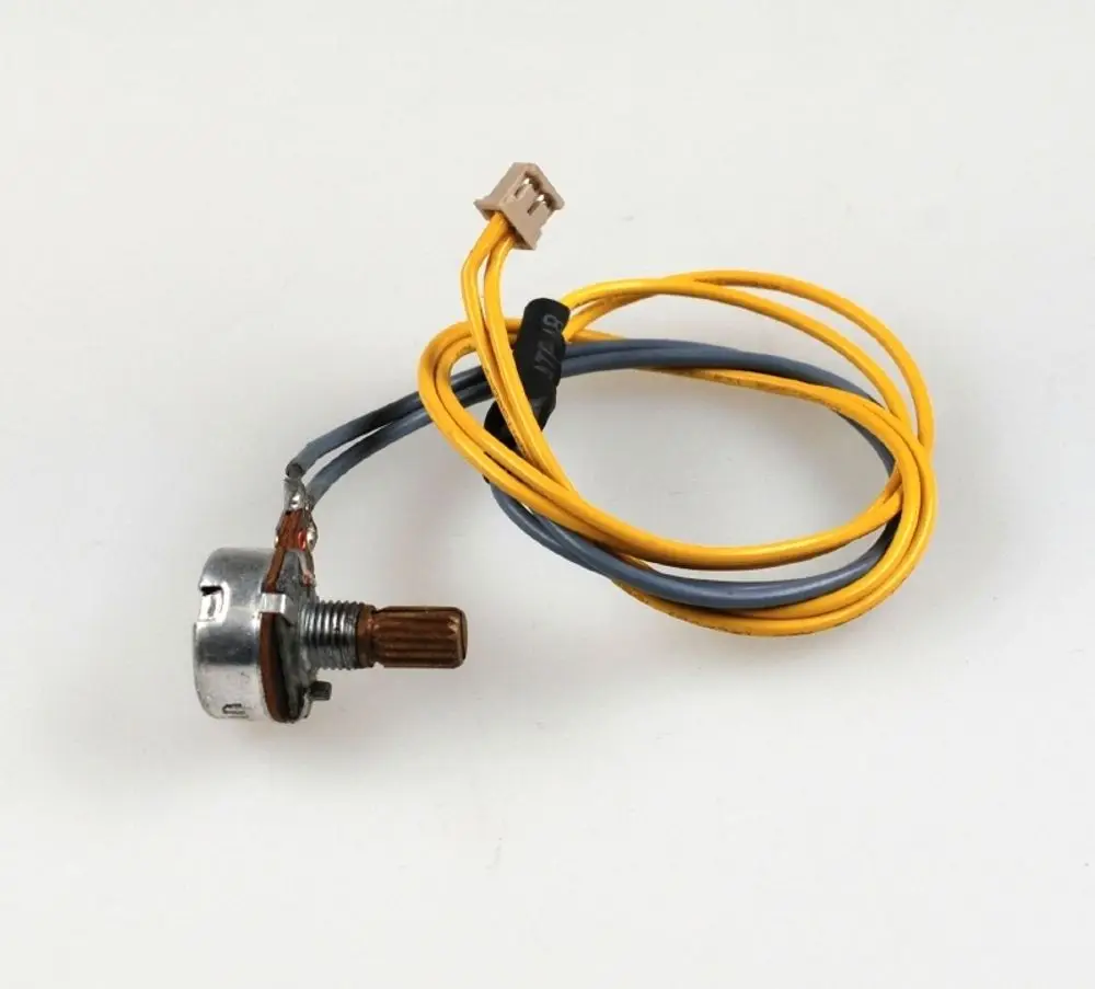 Potentiometer von Remko mit einem Metallgehäuse und mehreren drähten in Gelb und Blau, die zur elektrischen Verbindung verwendet werden.