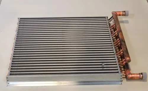 Wärmetauscher von Remko mit mehreren Kupferrohren, welche an einem Aluminiumkörper befestigt sind, zur Wärmeübertragung in Heizsystemen.