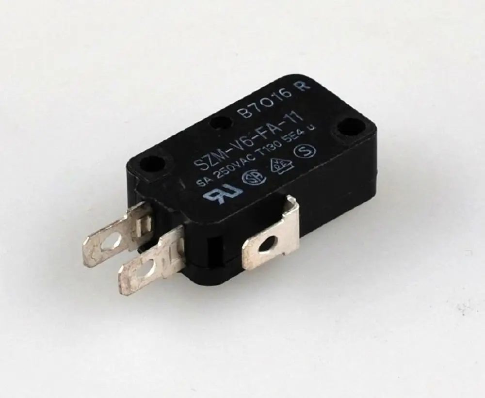 Mikroschalter mit zwei Anschlussbeinen, schwarzem Gehäuse und Aufdruck. Produkt von Remko, für verschiedene Anwendungen in der Elektronik.