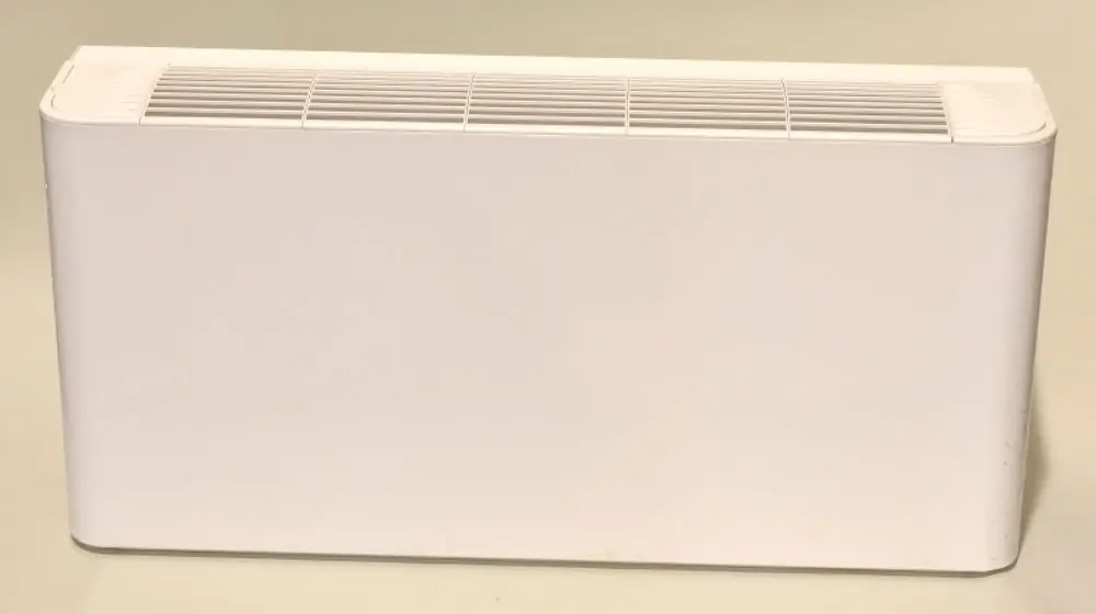 Weiße Geräteverkleidung von Remko, rechteckig und flach, mit Lüftungsschlitzen oben. Ideal für die Abdeckung von Heizungsanlagen.