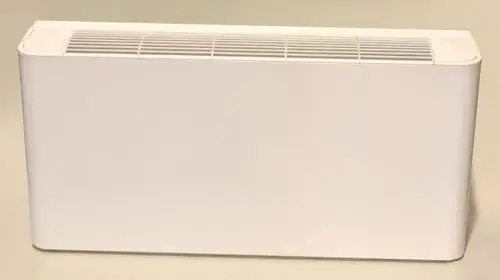 Weiße Geräteverkleidung von Remko, rechteckig und flach, mit Lüftungsschlitzen oben. Ideal für die Abdeckung von Heizungsanlagen.
