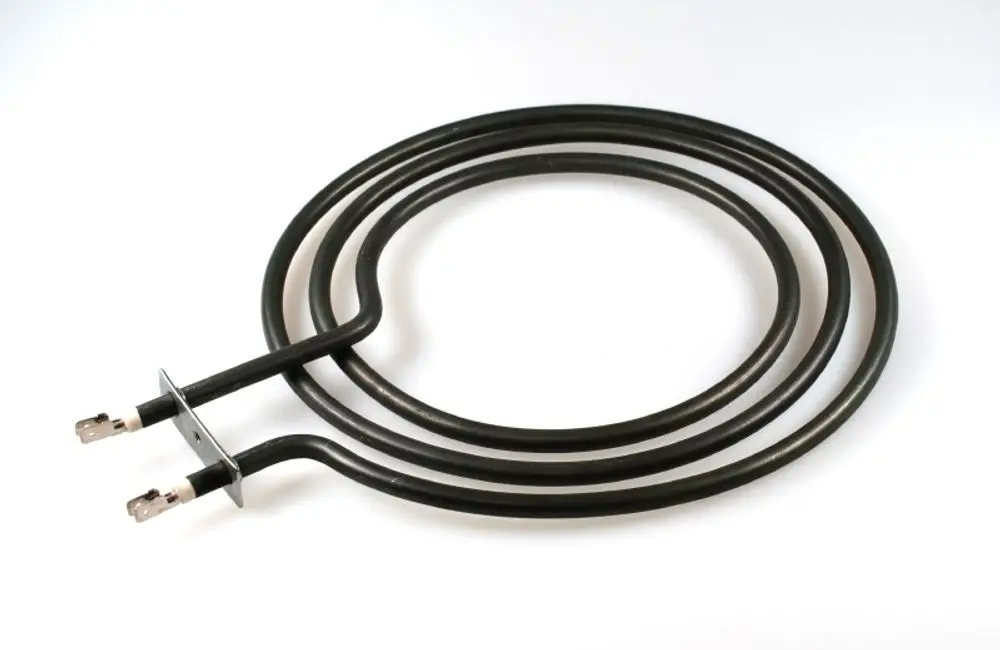 Schwarzes Heizelement mit zwei anschlussfertigen Leitungen, hergestellt von Remko. Die Kabel verlaufen in geschwungener Form zur Anschlussplatte.