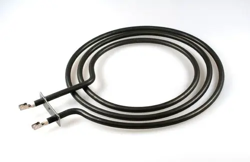 Schwarzes Heizelement mit zwei anschlussfertigen Leitungen, hergestellt von Remko. Die Kabel verlaufen in geschwungener Form zur Anschlussplatte.
