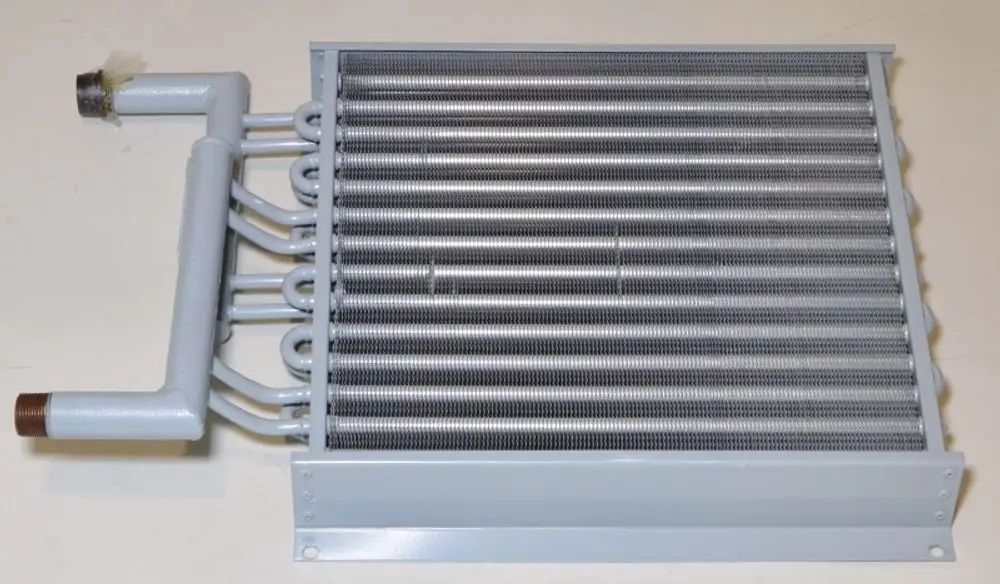 Wärmetauscher mit mehreren Röhren und einem neuen, weißen Oberflächenfinish. Damit eignet sich das Produkt von Remko für verschiedene Heiz- oder Kühlanwendungen.