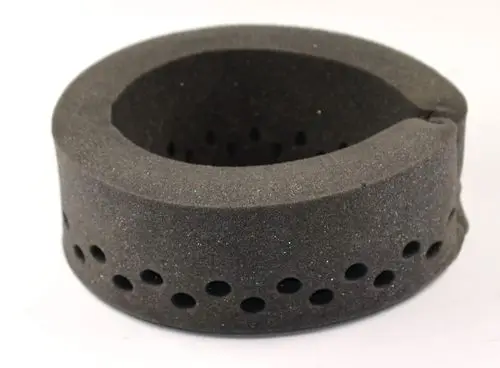 Dämmring aus schwarzem Schaumstoff mit Öffnungen, geeignet für Turbinenanwendungen. Produkt von Remko.
