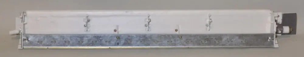 Kondensatwanne mit metallischem Boden und weißen Seiten, ausgestattet mit Halterungen, installiert für den Einsatz in Remko Systemen.