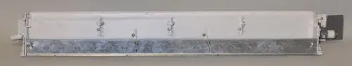 Kondensatwanne mit metallischem Boden und weißen Seiten, ausgestattet mit Halterungen, installiert für den Einsatz in Remko Systemen.