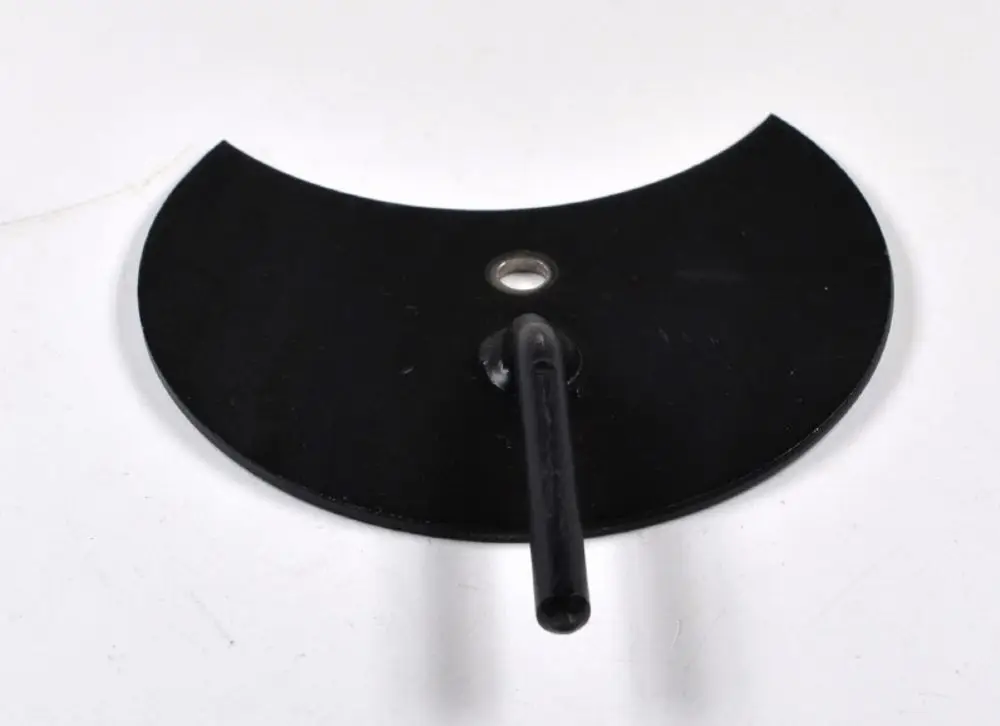 Schwarzer Luftschieber mit einer halbrunden Form und einem zentralen Stift, hergestellt von Remko. Er dient der Regelung der Primärluftzufuhr.