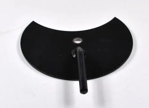 Schwarzer Luftschieber mit einer halbrunden Form und einem zentralen Stift, hergestellt von Remko. Er dient der Regelung der Primärluftzufuhr.