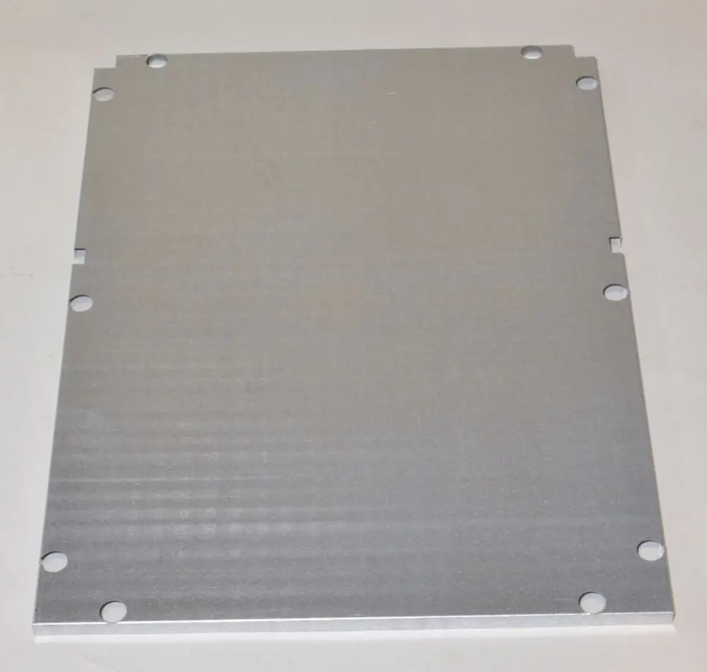 Aluminiumplatte mit mehreren Bohrungen zur Befestigung. Sie könnte Teil eines Remko-Produkts sein, das eine strukturelle Funktion erfüllt.