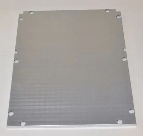 Aluminiumplatte mit mehreren Bohrungen zur Befestigung. Sie könnte Teil eines Remko-Produkts sein, das eine strukturelle Funktion erfüllt.