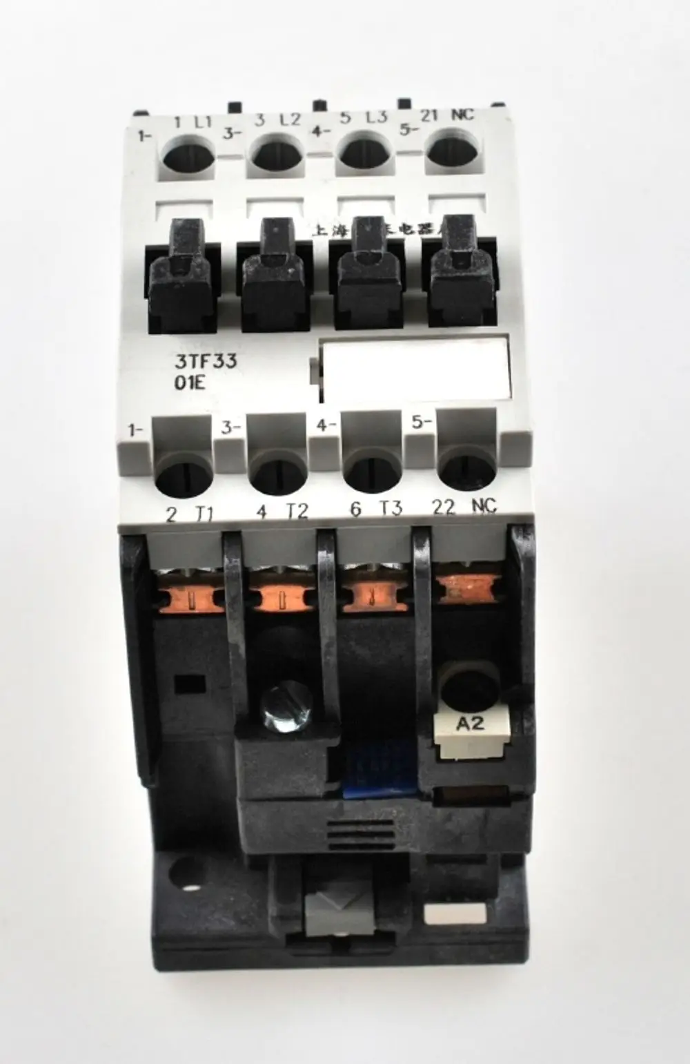 Kompressor-Schütz von Remko mit mehreren Anschlüssen und Schaltvorrichtungen, gefertigt aus Kunststoff mit verschiedenen elektronischen Komponenten oben und unten.