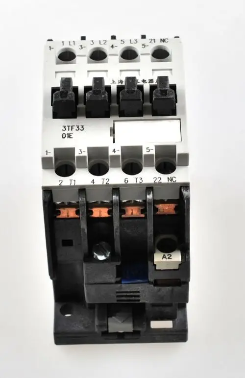 Kompressor-Schütz von Remko mit mehreren Anschlüssen und Schaltvorrichtungen, gefertigt aus Kunststoff mit verschiedenen elektronischen Komponenten oben und unten.