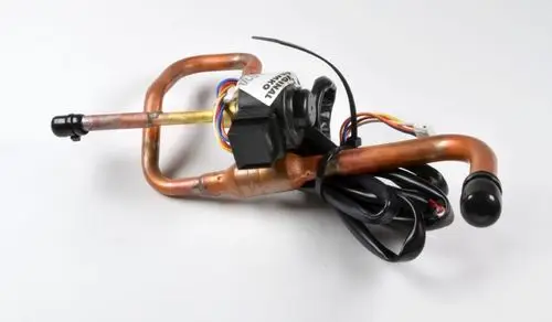 Elektronisches Teil mit Kupferleitungen und einem schwarzen Gehäuse, typischerweise für Klimaanlagen oder Kühlgeräte, erkennbar als Produkt von Remko.