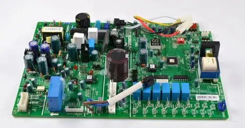 Schaltungsträger von Remko mit verschiedenen elektrischen Komponenten, Kondensatoren, Steckverbindungen und einem Display.