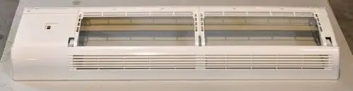 Vorderwand eines Klimageräts von Remko, in Weiß, mit Lüftungsschlitzen und transparenten Abdeckungen, auf hellem Untergrund platziert.