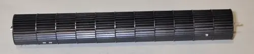 Schwarzes Ventilatorrad mit gerippter Struktur, länglicher Form und einem Anschluss, hergestellt von Remko. Auf einer neutralen, hellen Unterlage platziert.