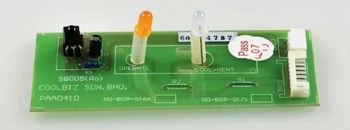 Grüne Platine mit verschiedenen Bauteilen, darunter LEDs, Widerstände und Anschlussklemmen, von der Marke Remko.