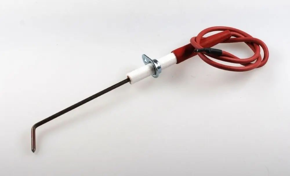 Zündelektrode mit einem langen, gebogenen Metallstab und einem roten Kabel. Typisches Produkt von Remko für Heizgeräte.