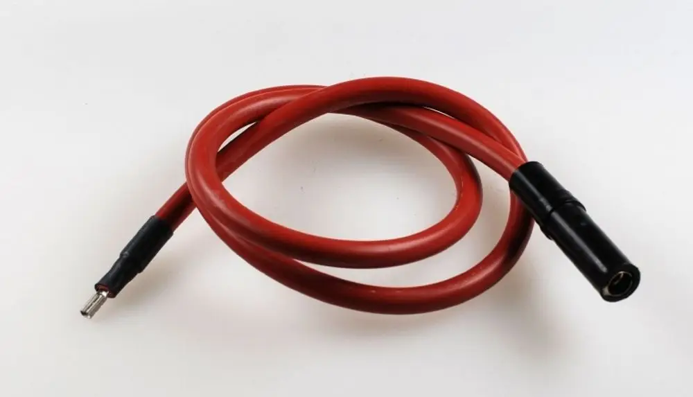 Rotes Zündkabel mit einem nagel- und einem steckbaren Anschluss, auf weißem Hintergrund. Produkt von Remko, bereit für den Einsatz in elektrischen Systemen.