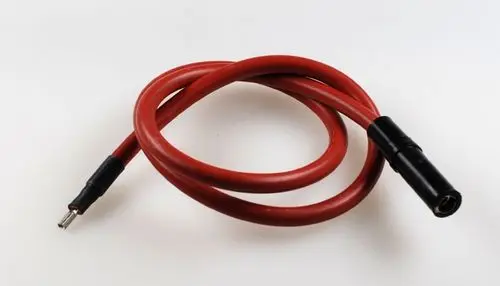 Rotes Zündkabel mit einem nagel- und einem steckbaren Anschluss, auf weißem Hintergrund. Produkt von Remko, bereit für den Einsatz in elektrischen Systemen.