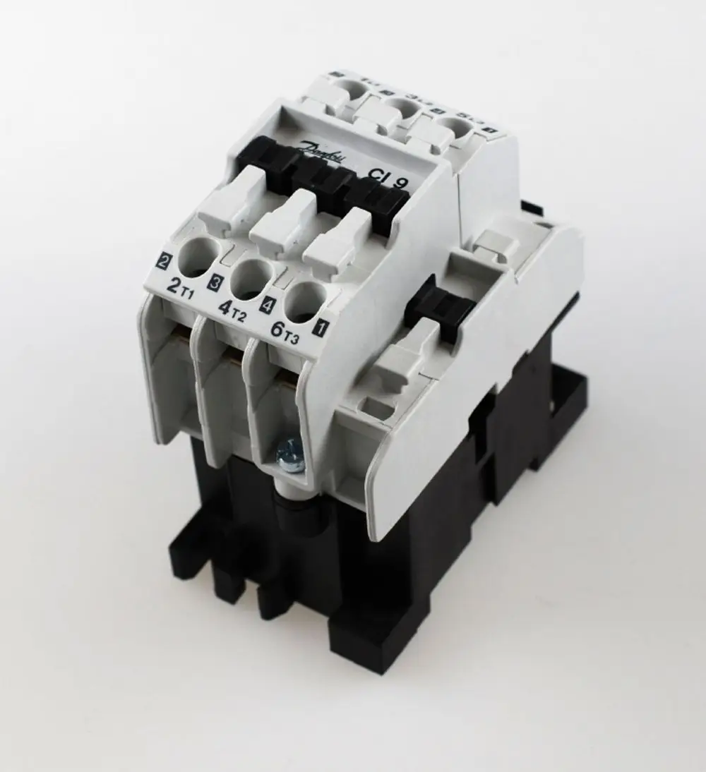 Schaltschütz der Marke Remko, mit mehreren Anschlüssen und einer 230V-Spule, auf einem weißen Hintergrund.