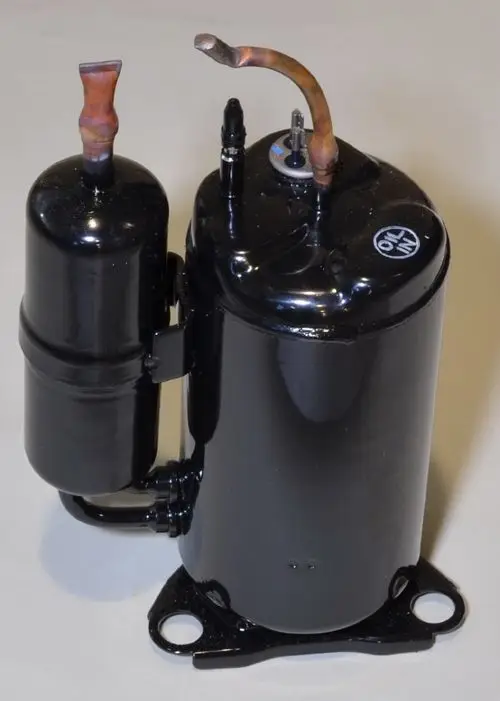 Schwarzer Kompressor von Remko mit zwei Anschlüssen und einem Zylinder, montiert auf einer Basisplatte.