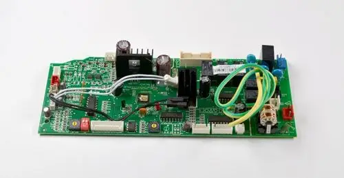 Grüne Steuerplatine von Remko mit verschiedenen elektronischen Bauteilen, darunter Kondensatoren, Relais und Steckverbinder, auf hellem Hintergrund.
