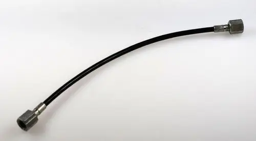 Schwarze Öldruckleitung mit zwei Metallanschlüssen, hergestellt von Remko. Die Leitung hat eine gebogene Form und wird zur Verbindung von Komponenten verwendet.