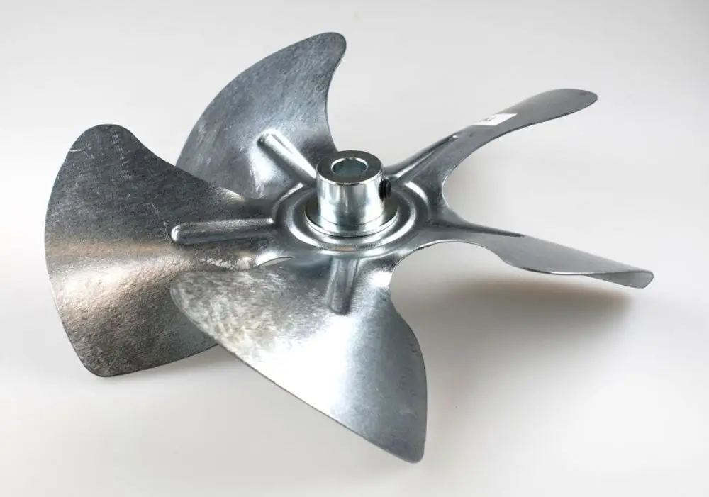 Silberner Ventilatorflügel mit mehreren Blättern, zentralem Bohrloch und glatter Oberfläche. Hersteller ist Remko.