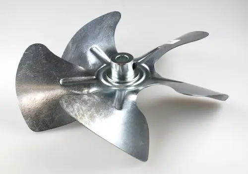 Silberner Ventilatorflügel mit mehreren Blättern, zentralem Bohrloch und glatter Oberfläche. Hersteller ist Remko.
