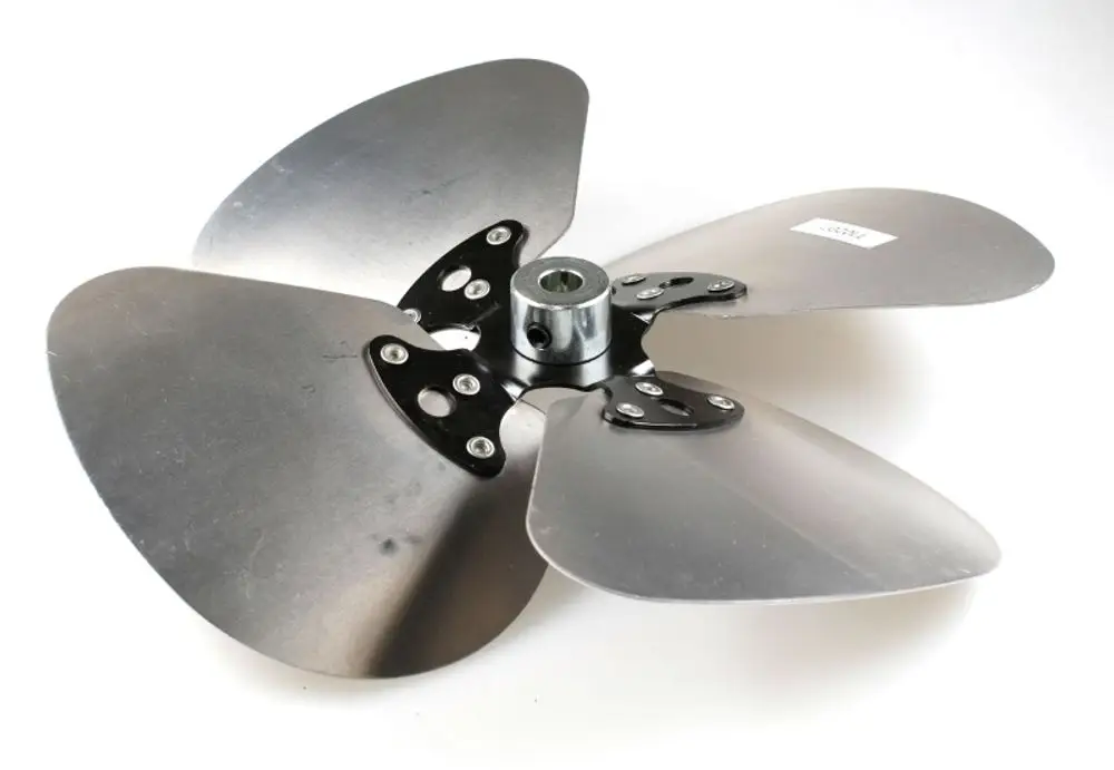 Remko Ventilatorflügel mit vier Metallblättern und einer zentralen Befestigungsaufnahme. Die Blätter sind leicht gewölbt und haben Schrauben zur Montage.