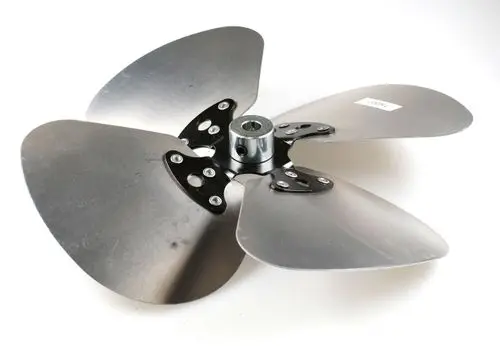 Remko Ventilatorflügel mit vier Metallblättern und einer zentralen Befestigungsaufnahme. Die Blätter sind leicht gewölbt und haben Schrauben zur Montage.