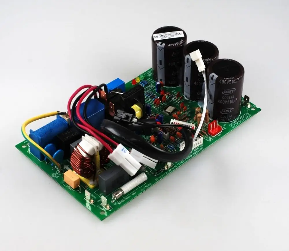 Steuerplatine mit mehreren Anschlüssen, Relais und Kondensatoren, hergestellt von Remko, zur Regelung elektronischer Geräte.